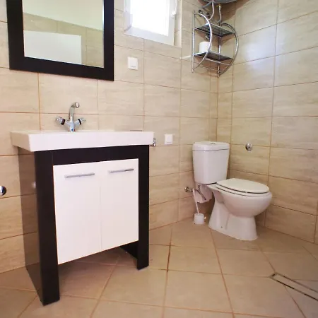 Vakantiehuis Peaceful Bungalow Close To The Beach In *